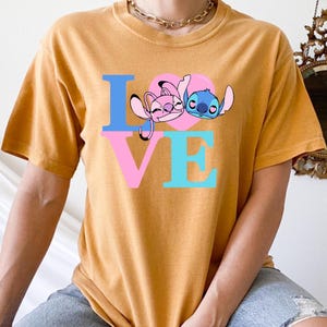Camiseta con letras de amor de Stitch Angel, texto rosa y azul colorido, linda camiseta para pareja, camiseta gráfica de colores cómodos, regalo de San Valentín imagen 6