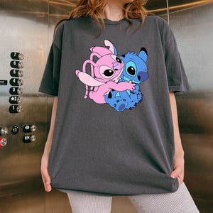 Camiseta de dibujos animados de Stitch abrazando a un ángel rosa, camiseta de San Valentín con colores cómodos, camiseta de pareja pastel, linda camiseta de amantes kawaii imagen 7