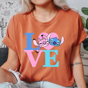 Camiseta con letras de amor de Stitch Angel, texto rosa y azul colorido, linda camiseta para pareja, camiseta gráfica de colores cómodos, regalo de San Valentín imagen 9