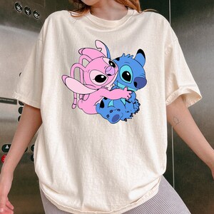 Camiseta de dibujos animados de Stitch abrazando a un ángel rosa, camiseta de San Valentín con colores cómodos, camiseta de pareja pastel, linda camiseta de amantes kawaii imagen 1