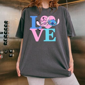 Camiseta con letras de amor de Stitch Angel, texto rosa y azul colorido, linda camiseta para pareja, camiseta gráfica de colores cómodos, regalo de San Valentín imagen 7