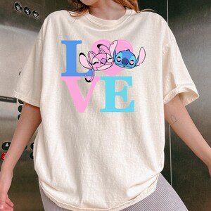 Camiseta con letras de amor de Stitch Angel, texto rosa y azul colorido, linda camiseta para pareja, camiseta gráfica de colores cómodos, regalo de San Valentín imagen 1