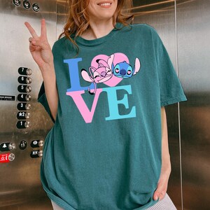 Camiseta con letras de amor de Stitch Angel, texto rosa y azul colorido, linda camiseta para pareja, camiseta gráfica de colores cómodos, regalo de San Valentín imagen 3