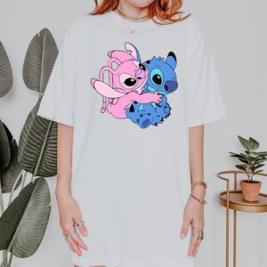 Camiseta de dibujos animados de Stitch abrazando a un ángel rosa, camiseta de San Valentín con colores cómodos, camiseta de pareja pastel, linda camiseta de amantes kawaii imagen 8