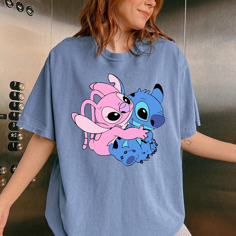 Camiseta de dibujos animados de Stitch abrazando a un ángel rosa, camiseta de San Valentín con colores cómodos, camiseta de pareja pastel, linda camiseta de amantes kawaii imagen 2