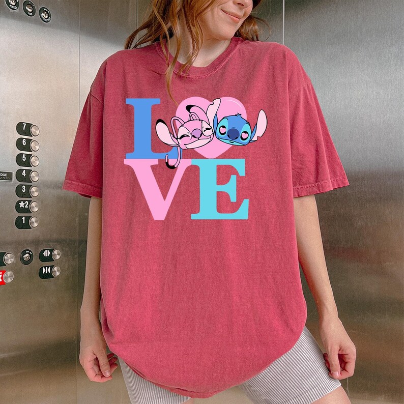 Camiseta con letras de amor de Stitch Angel, texto rosa y azul colorido, linda camiseta para pareja, camiseta gráfica de colores cómodos, regalo de San Valentín imagen 5