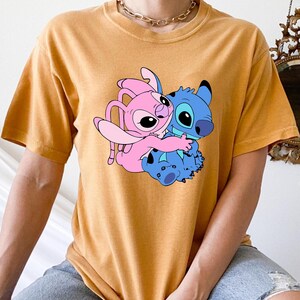 Camiseta de dibujos animados de Stitch abrazando a un ángel rosa, camiseta de San Valentín con colores cómodos, camiseta de pareja pastel, linda camiseta de amantes kawaii imagen 6