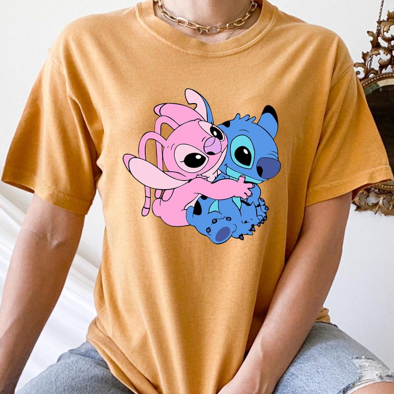 Camiseta de dibujos animados de Stitch abrazando a un ángel rosa, camiseta de San Valentín con colores cómodos, camiseta de pareja pastel, linda camiseta de amantes kawaii imagen 6