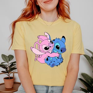 Camiseta de dibujos animados de Stitch abrazando a un ángel rosa, camiseta de San Valentín con colores cómodos, camiseta de pareja pastel, linda camiseta de amantes kawaii imagen 4