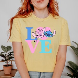 Camiseta con letras de amor de Stitch Angel, texto rosa y azul colorido, linda camiseta para pareja, camiseta gráfica de colores cómodos, regalo de San Valentín imagen 4