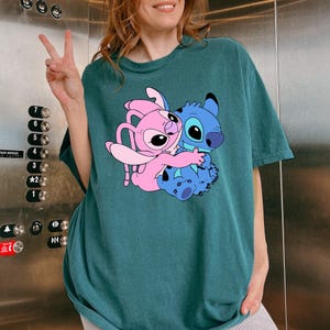Camiseta de dibujos animados de Stitch abrazando a un ángel rosa, camiseta de San Valentín con colores cómodos, camiseta de pareja pastel, linda camiseta de amantes kawaii imagen 3
