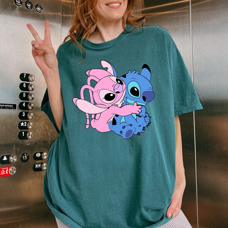 Camiseta de dibujos animados de Stitch abrazando a un ángel rosa, camiseta de San Valentín con colores cómodos, camiseta de pareja pastel, linda camiseta de amantes kawaii imagen 3