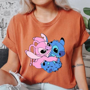Camiseta de dibujos animados de Stitch abrazando a un ángel rosa, camiseta de San Valentín con colores cómodos, camiseta de pareja pastel, linda camiseta de amantes kawaii imagen 9