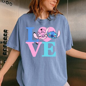 Camiseta con letras de amor de Stitch Angel, texto rosa y azul colorido, linda camiseta para pareja, camiseta gráfica de colores cómodos, regalo de San Valentín imagen 2