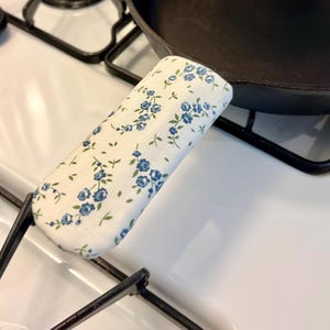Capa de alça de ferro fundido - Capa de alça de panela - Cozinha de ferro fundido - Itens essenciais para a cozinha - Cozinha de fazenda - Decoração de cozinha floral azul-claro