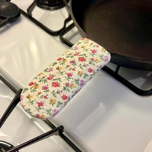 Capa de alça de ferro fundido - Capa de alça de panela - Cozinha de ferro fundido - Itens essenciais para a cozinha - Inspiração de fazenda - Cozinha floral vintage country