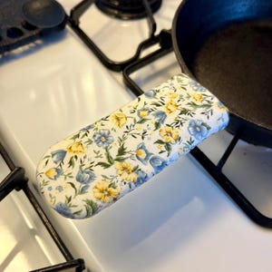 Capa de alça de ferro fundido - Capa de alça de panela - Cozinha de ferro fundido - Itens essenciais para a cozinha - Cozinha de fazenda - Decoração de cozinha com flores campestres