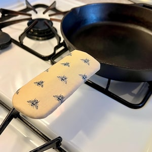 Handtagsskydd i gjutjärn: Tefärgade bin och blommor, isolerad stekpanna, lantkök