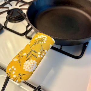 Capa de alça de ferro fundido - Capa de alça de panela - Cozinha de ferro fundido - Itens essenciais para a cozinha - Cozinha de fazenda - Decoração de cozinha com bolinhas de dente-de-leão e mostarda