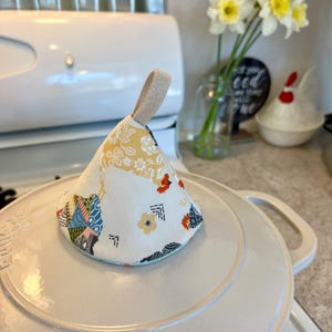 Country Charm Pot Lid Holder - Patchwork Chickens Floral - Cast Iron Pot Grabbers - Hot Pot Holders - Farmhouse Kitchen - Kitchen Must Haves