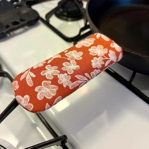 Capa de alça de ferro fundido - Capa de alça de panela - Cozinha de ferro fundido - Itens essenciais para a cozinha - Cozinha de fazenda - Decoração de cozinha com flores enferrujadas