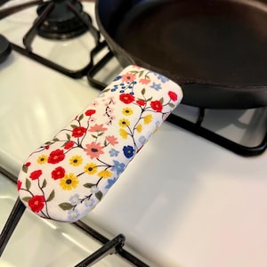 Capa de alça de ferro fundido - Capa de alça de panela - Cozinha de ferro fundido - Itens essenciais para a cozinha - Cozinha de fazenda - Decoração de cozinha com flores brilhantes de verão
