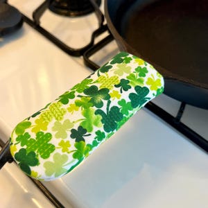 Capa de alça de ferro fundido - Capa de alça de panela - Cozinha de ferro fundido - Itens essenciais para a cozinha - Cozinha de fazenda - Decoração de cozinha de primavera Shamrocks