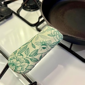 Gusseisen Griffabdeckung - Topfgriffabdeckung - Gusseisenkochen - Küche Must Haves - Bauernhausküche - Salbei Bienen Blumenküchendekoration