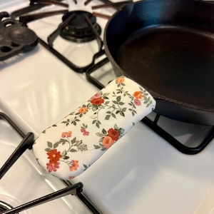 Capa de alça de ferro fundido - Capa de alça de panela - Cozinha de ferro fundido - Itens essenciais para a cozinha - Cozinha de fazenda - Cozinha floral country charm Emily