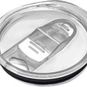 Pode incluir: Uma tampa circular de plástico transparente para copo, com um mecanismo deslizante para abrir e fechar a abertura de bebida. A tampa possui uma vedação de borracha preta na borda externa para garantir um ajuste seguro e evitar vazamentos.