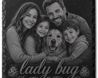 Puede incluir: Una placa cuadrada de pizarra negra con una fotografía grabada con láser de una familia de cuatro personas y un perro. El texto "lady bug" está grabado en la parte inferior, flanqueado por dos ilustraciones de mariquitas y un corazón.