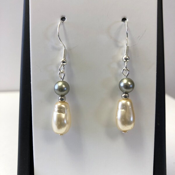 Timeless pearl & gray earrings