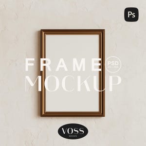 Puede incluir: Una maqueta de marco rectangular de color bronce con el texto "FRAME MOCKUP" en blanco. El marco está centrado en una pared texturizada de color blanquecino. La imagen incluye el logotipo "Ps" y el logotipo "VOSS Mockups".