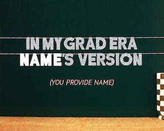 Può includere: Una lavagna verde con il testo "In My Grad Era NAME'S Version (You Provide Name)" scritto in lettere bianche con glitter argentato. Il testo è infilato su uno spago bianco.