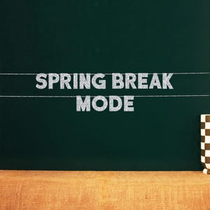 Peut inclure: Un tableau noir avec les mots "Spring Break Mode" écrits en lettres argentées pailletées.