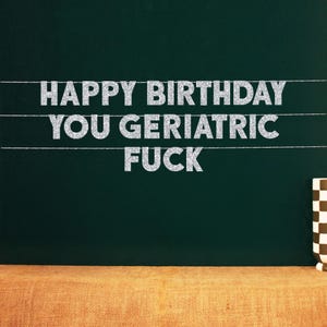 Feliz cumpleaños, idiota geriátrico / Cartel divertido para fiesta en la colina / 20 opciones de color
