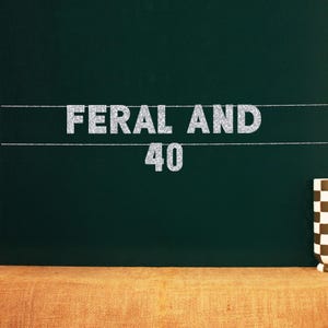 Può includere: Una lavagna verde scuro con le parole "FERAL AND 40" in lettere glitterate argentate. Una linea bianca è disegnata sulla lavagna. Una tazza a scacchi bianchi e neri è appoggiata su una superficie di juta.