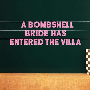 En bombshellbrud har gjort sitt intåg i villan | Vågig schackrutig design | 6 färgalternativ matt finish | 10 cm festskylt