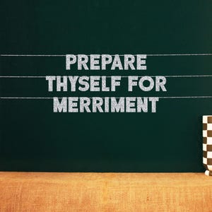 以下が含まれることがあります： 3本の細い水平な紐に吊るされた、PREPARE THYSELF FOR MERRIMENTという文字のシルバーグリッターバナー。文字は大文字で、キラキラとした質感があり、ダークグリーンの背景に対して表示されています。