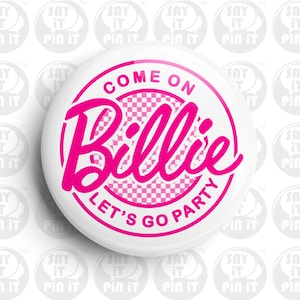 Op de afbeelding: Witte knop met roze tekst die "Come on Billie Let's Go Party" zegt. De tekst is in een geruit patroon.