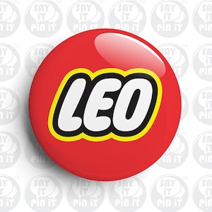 Puede incluir: Botón redondo rojo con un logotipo LEGO blanco que dice "LEO" en un contorno amarillo.