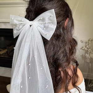 Bachelorette Veil, Pearl Bow Veil, Hen Party Dainty Veil, gift for bride To Be bridal Shower veil BACH Party Veil Bridal bow bride Mini veil