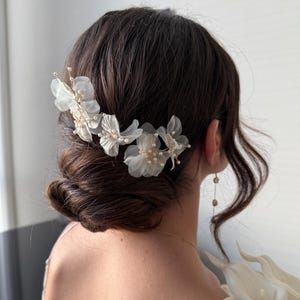 Elfenbensfärgade hårnålar i chiffong med blommor, pärlhalsband för brud
