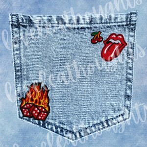 Puede incluir: Un bolsillo de mezclilla azul claro con tres parches bordados. Los parches incluyen un par de dados rojos en llamas, un par de cerezas rojas y un diseño de lengua y labios rojos.