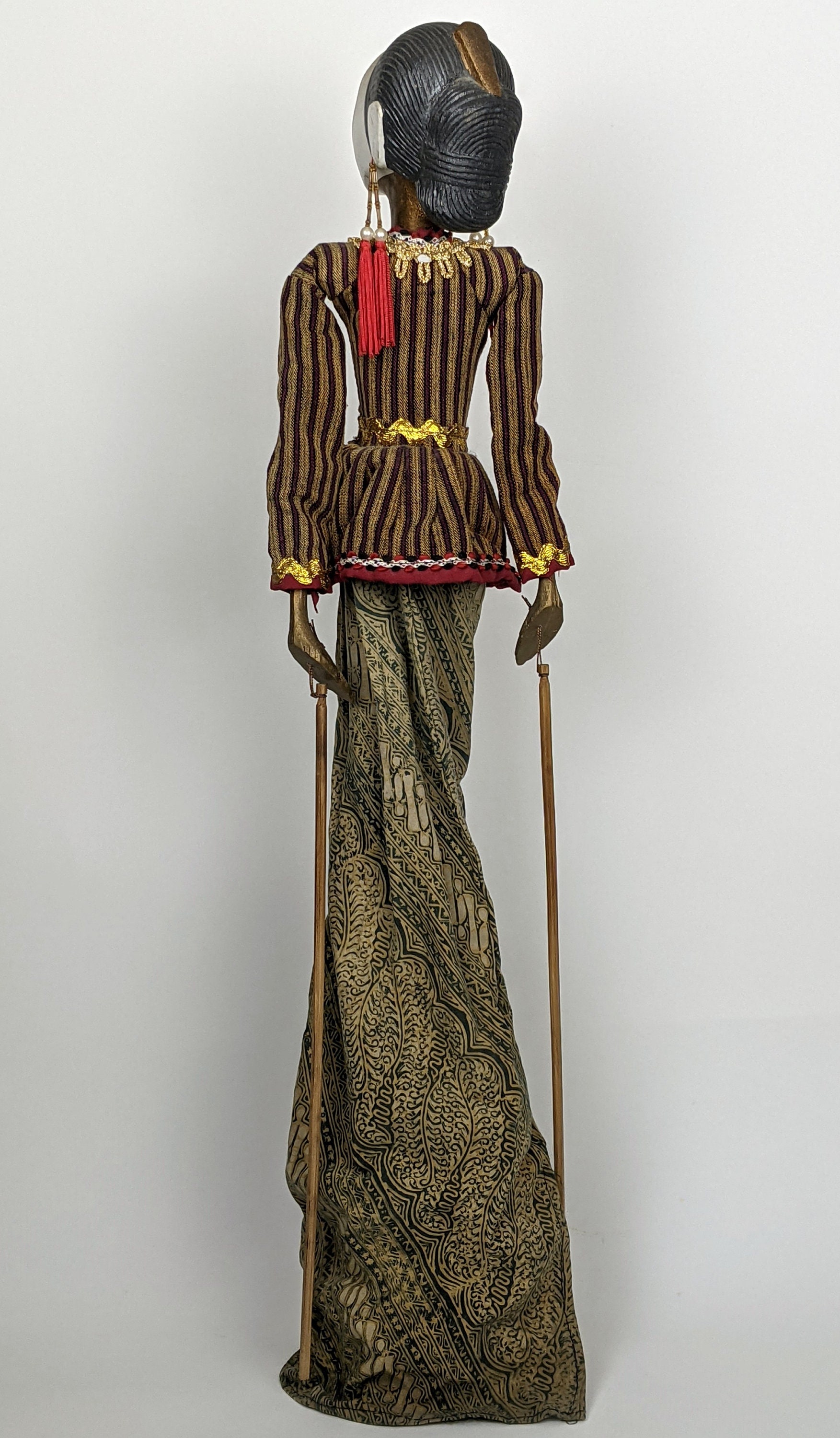 Marionnette Indonésienne Wayang Golek – Personnage Féminin, 23 1/8 Pouces, Avec Support