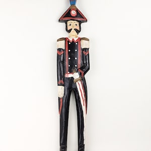 Decoração de parede em madeira dos Carabinieri italianos ilustrando o uniforme da Gendarmaria Nacional no final do século XIX, com 22,75 polegadas de altura