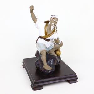 Base per lampada Shekwan in fango, scultura cinese in ceramica d&#39;epoca, raffigurante un pescatore su supporto in legno con piedini.