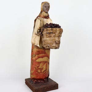 Boneca de papel machê, arte popular mexicana, personagem camponesa idosa carregando cesta de colheita, 13" de altura