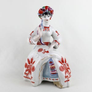 Ukrainische Porzellanfigur Mädchen beim Nähen der Stickerei auf Volkshochzeitstuch markierte 25 cm große
