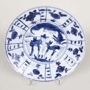 Ming Wanli blåvit skål med två hjortar, kinesisk Kraak-porslin, 1600-tal, 20 cm i diameter.